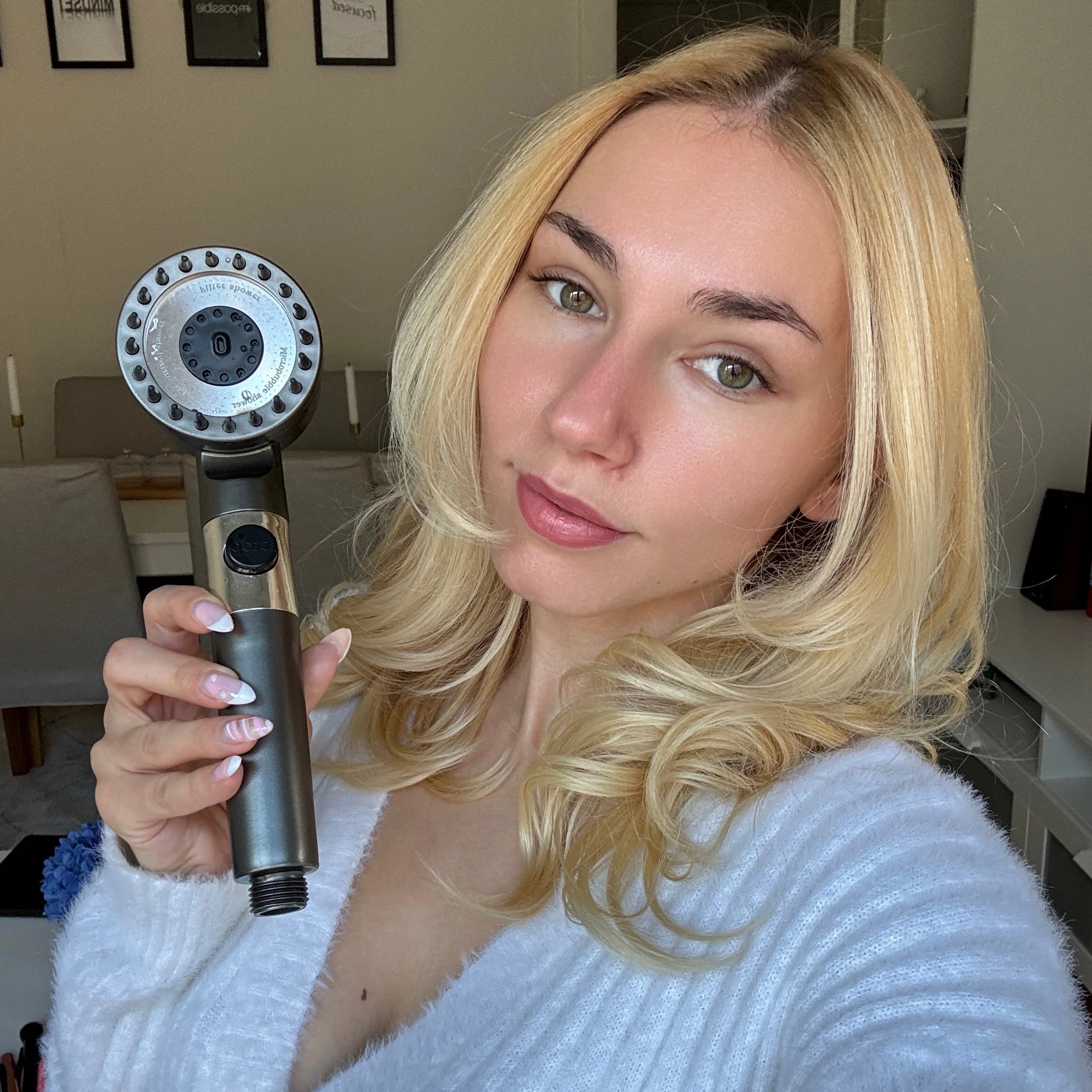files/Veronika_J_selfie_with_product.jpg